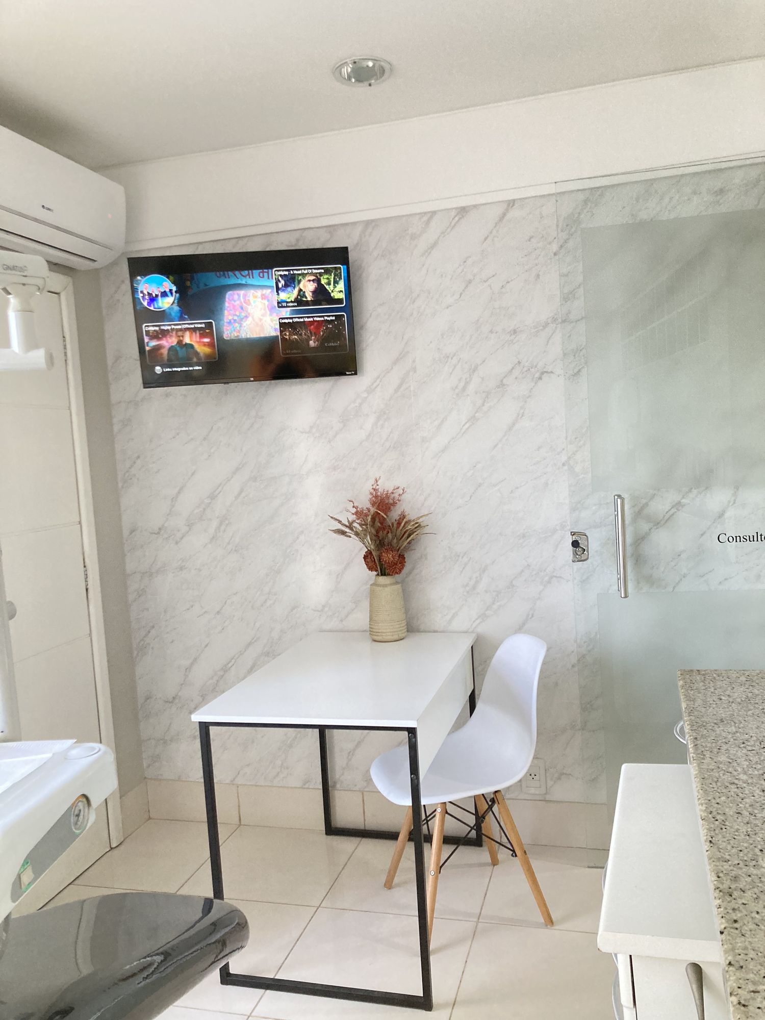 Sala de atendimento da clínica SORRIE+