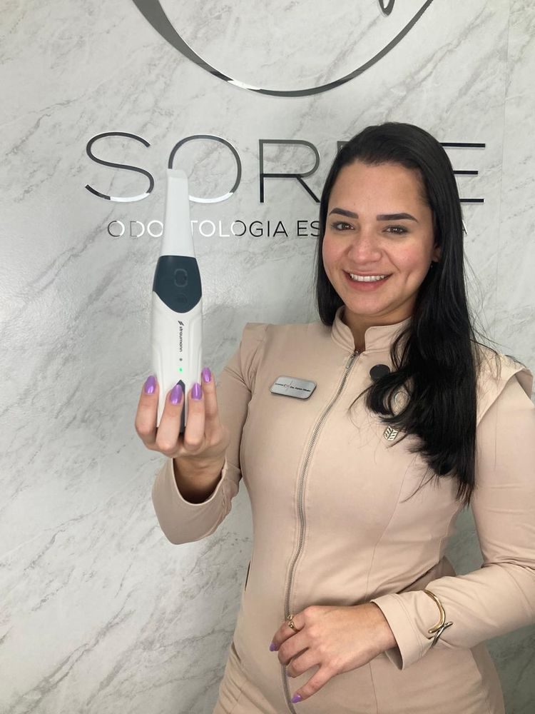 Dra. Karine Marinho Ribeiro realizando escaneamento digital 3D na SORRIE+, em Vitória-ES