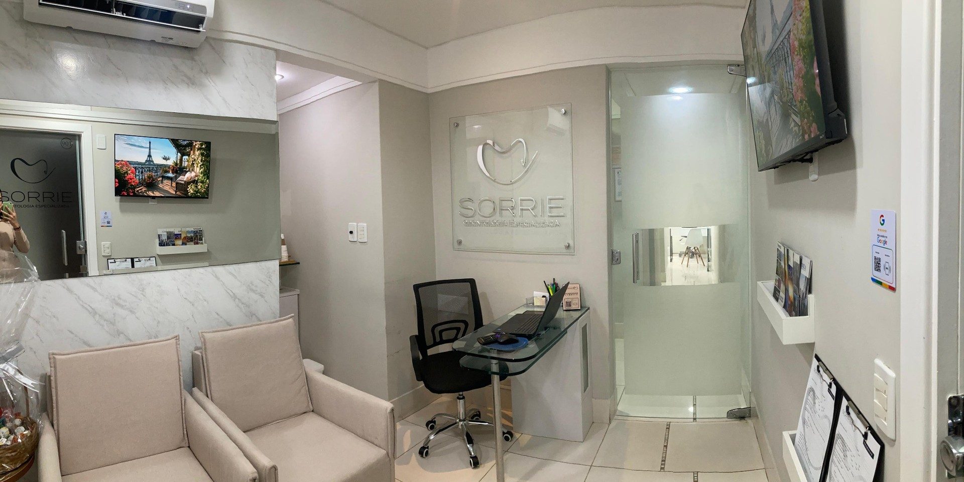 Recepção da clínica SORRIE+ Odontologia em Vitória-ES